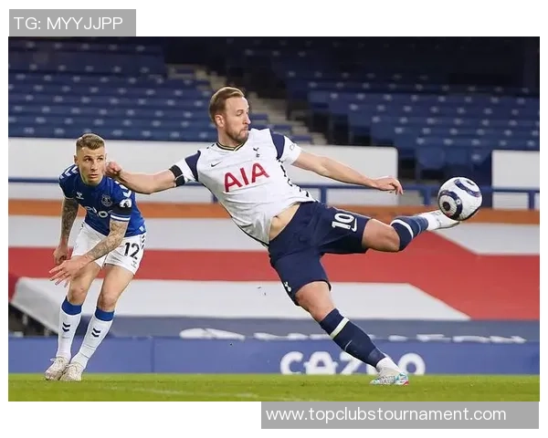 2020年利物浦与热刺巅峰对决海报展现足球激情与荣耀之战 2020年利物浦与热刺巅峰对决海报展现足球激情与荣耀之战